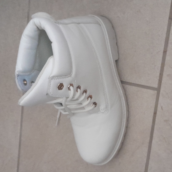 Pair of boots - Picture 2 of 4